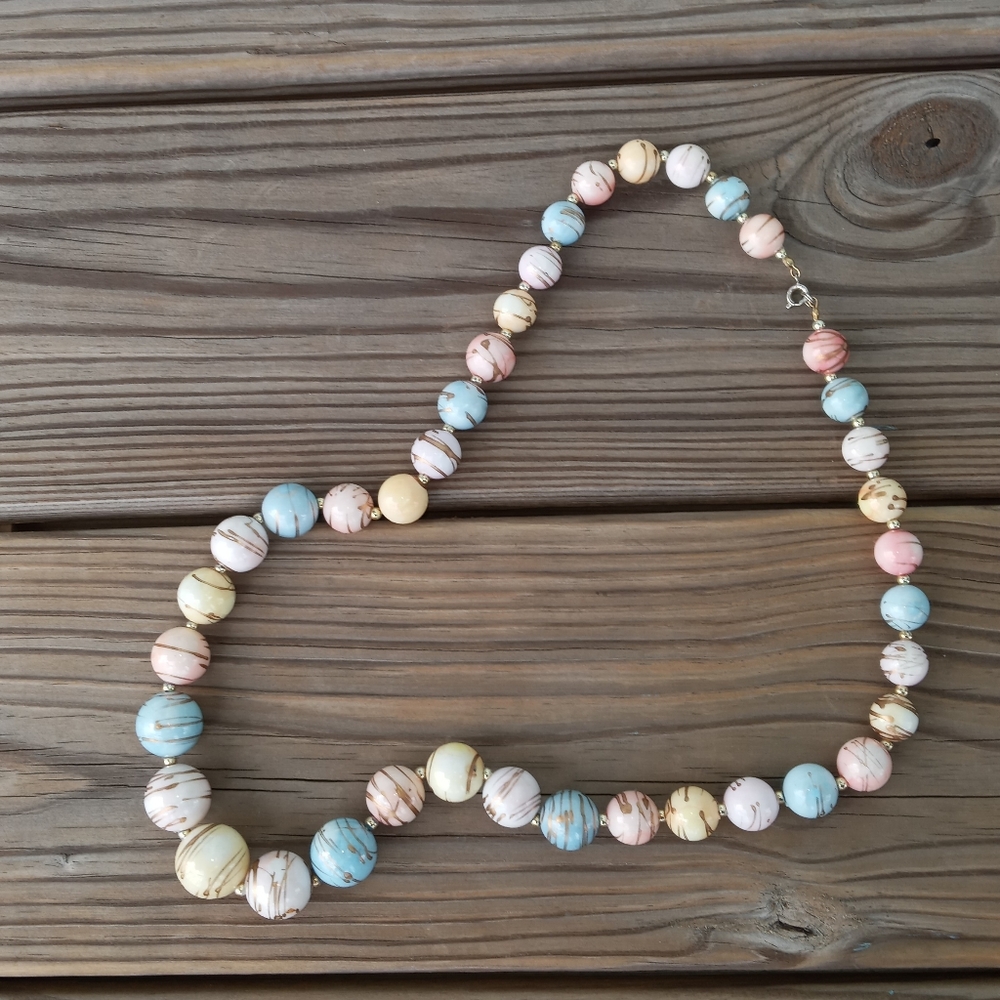 VINTAGE beaded pastel necklace with gold accents - Picture 3 of 5